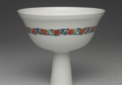 图片[2]-Stem bowl with decoration of flowers and birds in wucai polychrome enamels on a white ground, Qing dynasty (1644-1911)-China Archive